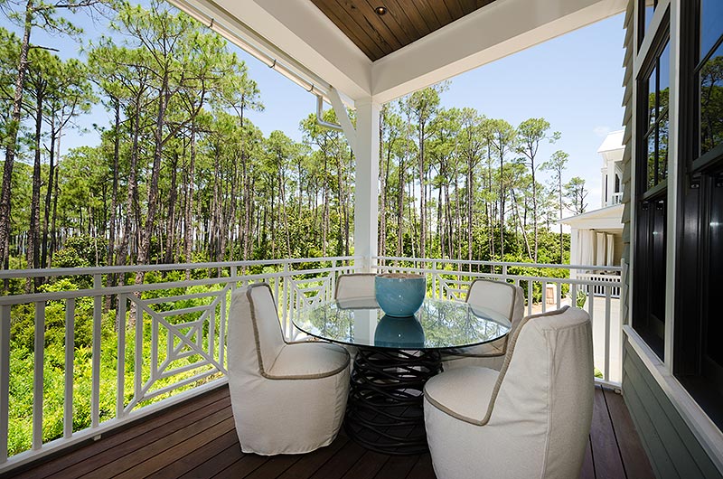 The slipcovered swivel chairs, with large contrast welt, make great versatile seating around the glass top Lane Venture dining table.