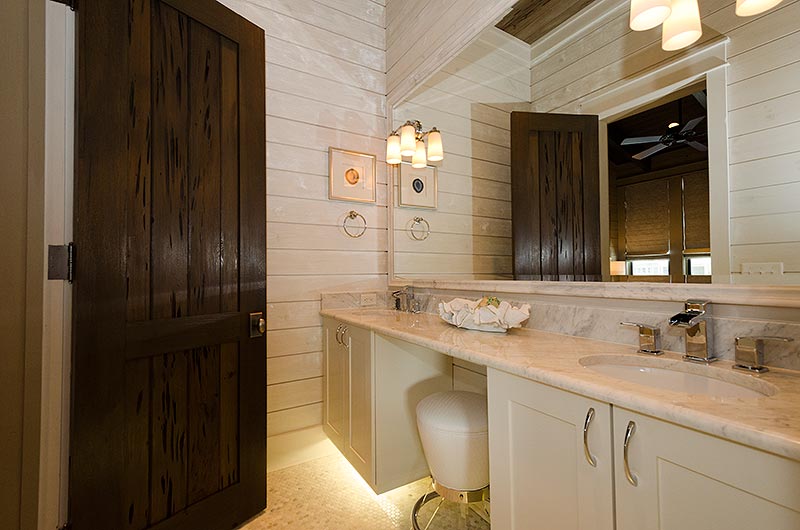 Auxillary Master Bathroom: