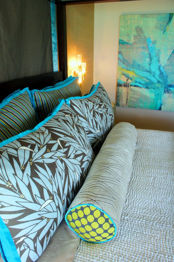 The green accents in the room are minimal, but effective!  