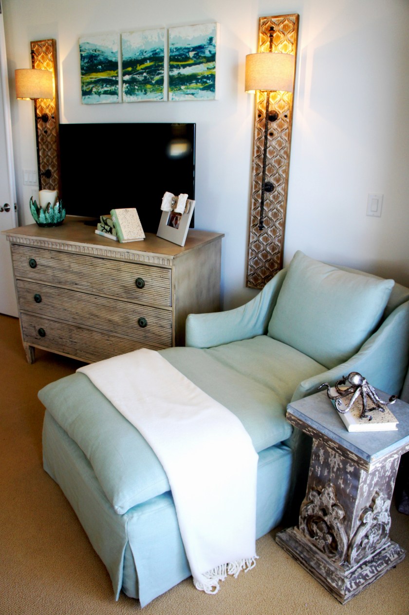 This chaise lounge by Lee Industries is sooooo comfortable! Give me a good book, and a fresh latte, and add the sound of the waves when you open the slider, and I'm in heaven!! (a girl can dream!)